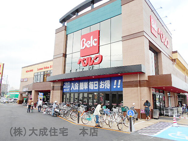 周辺環境:スーパー 300m ベルク 坂戸八幡店(徒歩5分につき 毎日のお買い物に便利です^^)