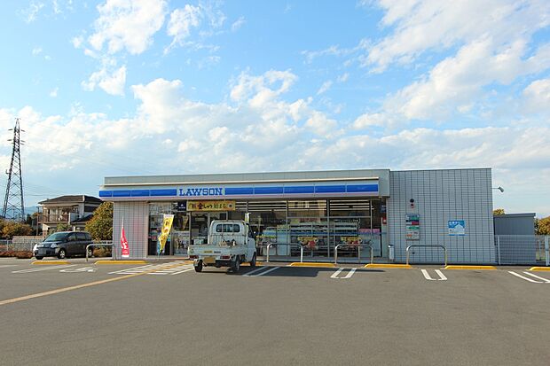 周辺環境:コンビニ 1600m ローソン　鶴ヶ島上新田(徒歩23分　うれしい24時間営業！)