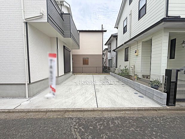 並列駐車が可能なスペース。　現地写真：2026.5.8撮影