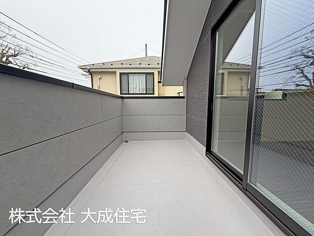 外観:ゆとりある広さのバルコニー　現地写真2026．2.7撮影