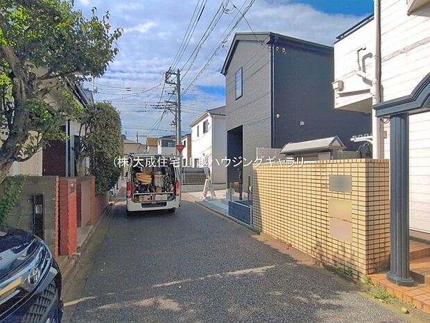 閑静な住宅街を通る幅４ｍの公道です。　現地写真2026.7.30撮影
