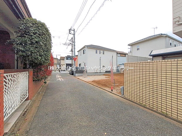 閑静な住宅街を通る幅4mの公道です。