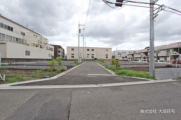 開発分譲地内6ｍの道路で、車の出入りもスムーズに行えます。　現地写真2026.8.15撮影