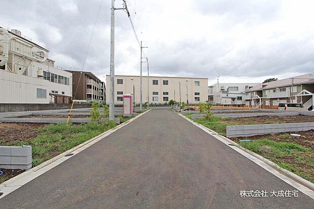 徒歩圏内にお買い物施設や公園が揃った住環境。 現地写真2026.8.15撮影