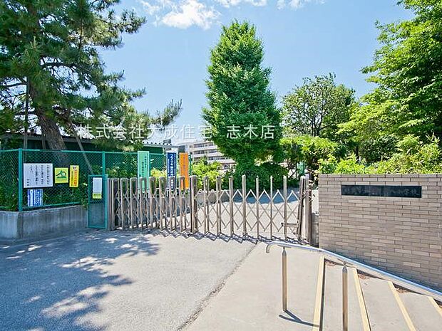 朝霞市立朝霞第八小学校まで徒歩17分。 校庭が広くのびのびと学校生活が送れます。部活動が盛んな中学校です!