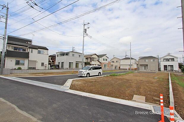 分譲地内開発道路 約6.0m。車の出入りもしやすいゆとりある道路幅です。 現地写真2026.8.30撮影(造成工事中)