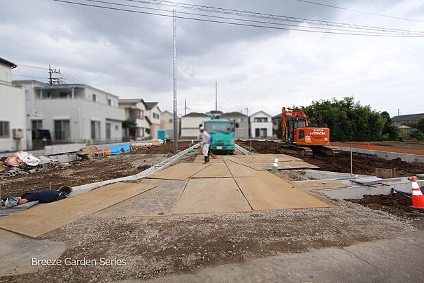 分譲地内開発道路 約6.0m。車の出入りもしやすいゆとりある道路幅です。　現地写真2026.7.6撮影(造成工事中)