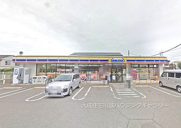 ミニストップ川越上戸店まで700m 徒歩9分。コンビニ支払いやちょっとしたお買い物なども徒歩圏内で便利です。