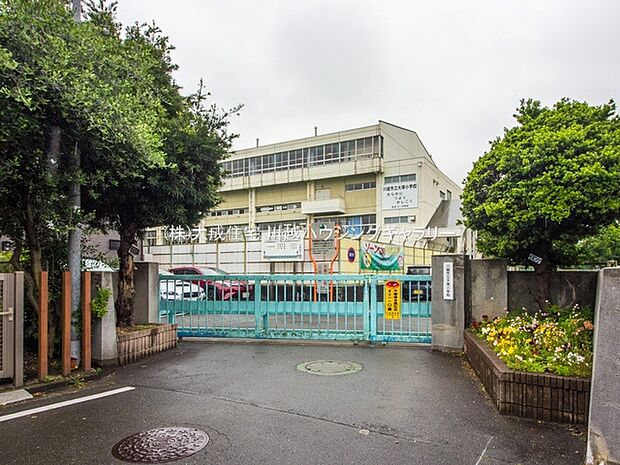 川越市立大塚小学校まで600m 徒歩8分。学校教育目標：大らかに　仲良く助け合う子（徳） つよく　心も体も元気で健康な子（体） かしこく　進んで学ぶ子（知）