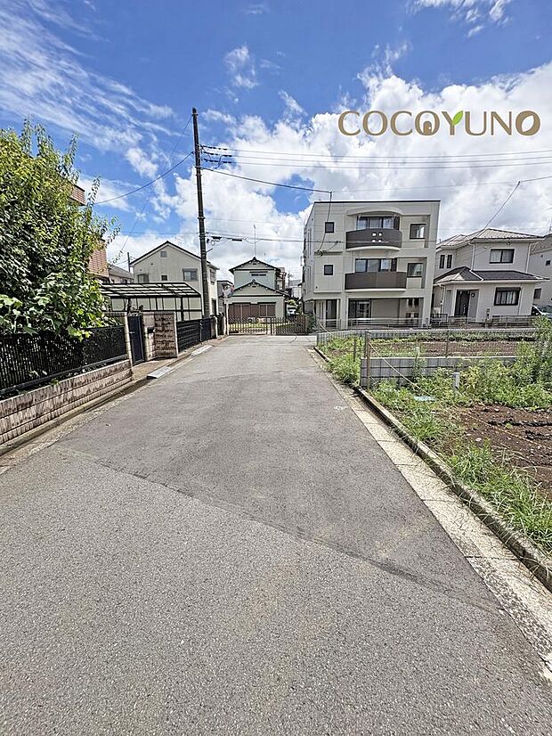 前面道路は幅5.2ｍの公道です。　現地写真：2026.8.15撮影