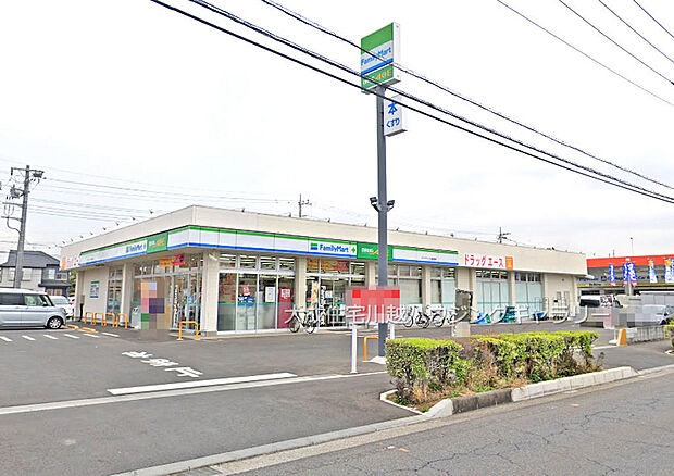 ファミリーマート ドラッグエース川越的場店まで400m 徒歩5分。店舗内にドラッグストアもある為、ついでにお薬や日用品もお買い求めいただけます。