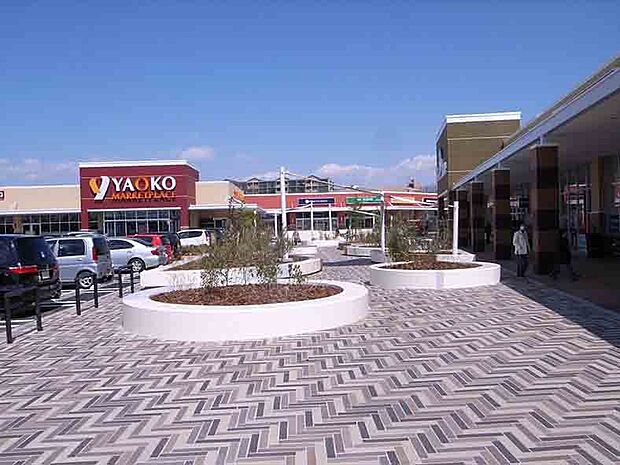 ヤオコー川越的場店まで300m 徒歩4分。つい買ってしまいたくなるお弁当やお惣菜が多数ございます。