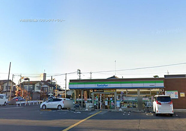 ファミリーマート川越笠幡駅東店まで300m 徒歩4分。小腹が空いた時などのちょっとしたお買い物も近くて便利です。