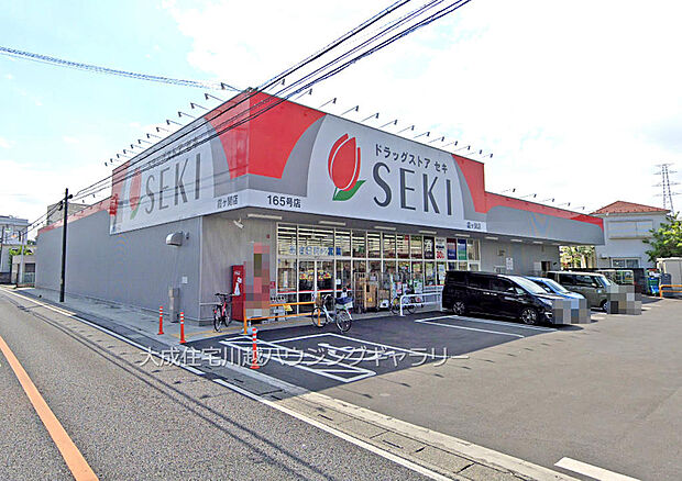 ドラッグストアセキ霞ヶ関店まで800m 徒歩10分。お薬だけでなく、日用品や化粧品、食料品もお買い求めいただけます。