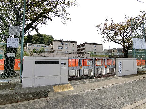 三輪小学校まで約1778m