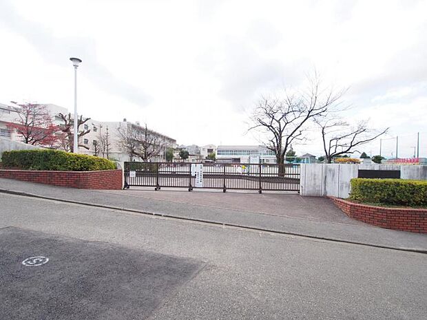 あざみ野第二小学校まで約576m