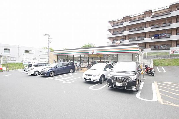 セブンイレブン横浜市ヶ尾東店まで約301m