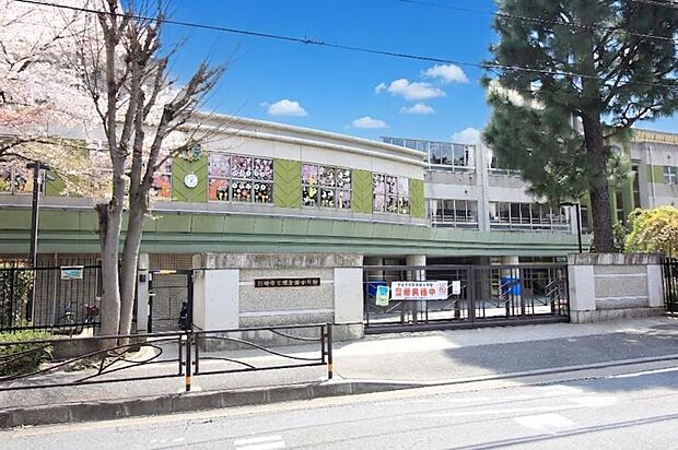西生田小学校まで約912m