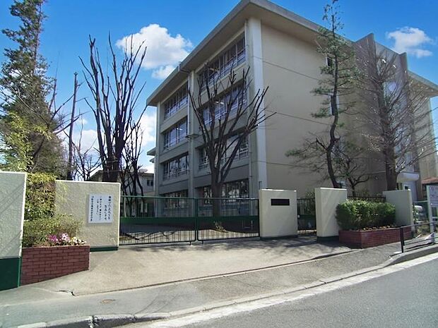 川崎市立南生田中学校まで約847m