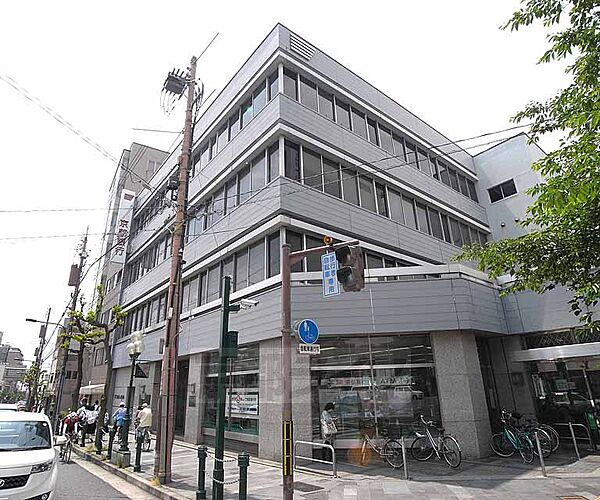 画像28:京都銀行 西陣支店まで355m 千本今出川交差点に面し、生活至便な場所です。