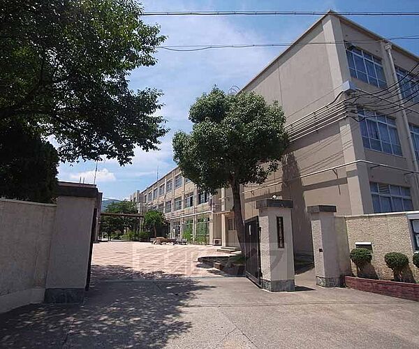 周辺：嵯峨中学校まで1004m 広沢池の南西に位置する中学校。丸太町通りからすぐです。
