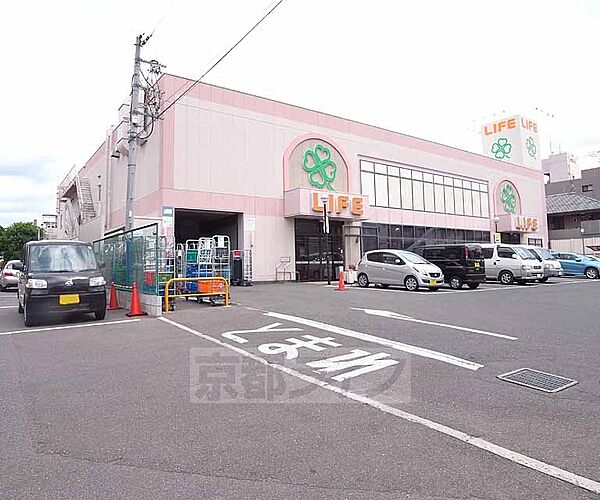 ライフ　西京極店まで471m 大型駐車場完備 阪急西京極駅にも近いですよ