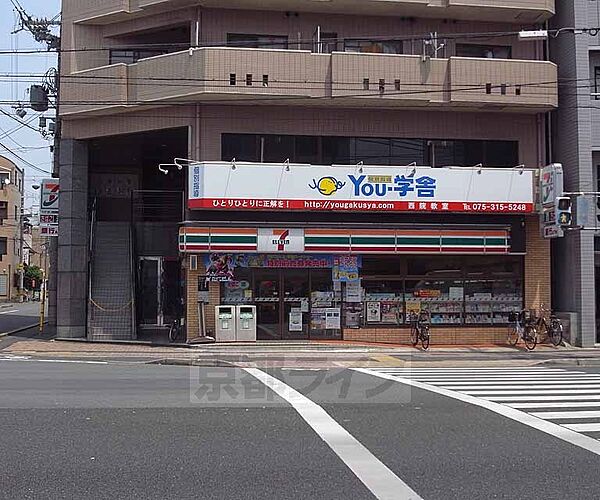 画像30:セブンイレブン京都西大路六角店まで33m 西大路三条の交差点、南の方向にいくとございます。