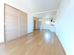 ロイヤルヒルズ 203 2階1LDKのリビング/ダイニング