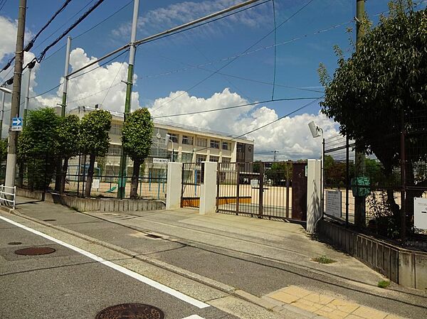 津門川小学校まで徒歩約９分