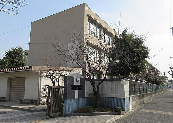 今津中学校まで徒歩約９分