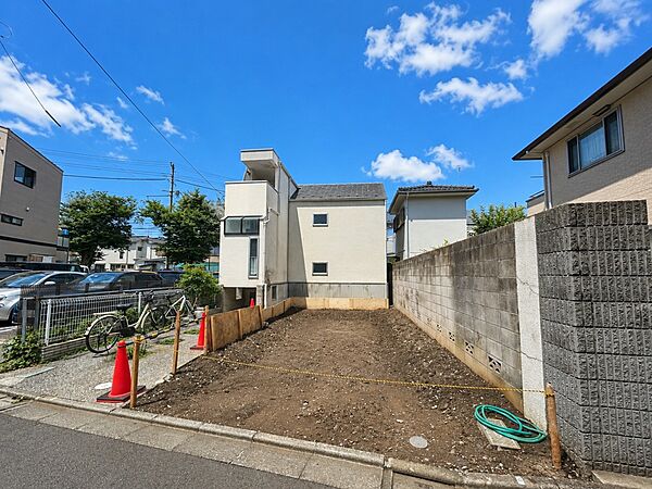 東側隣地通路のため開放感があります