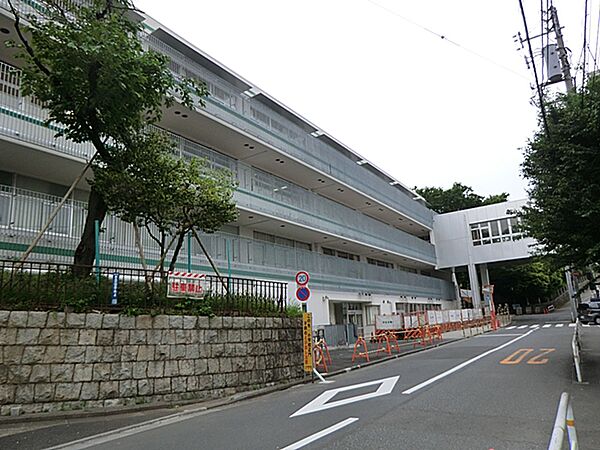 通学路は穏やかな住宅街の中の道なので、お子さんの通学も安心。
