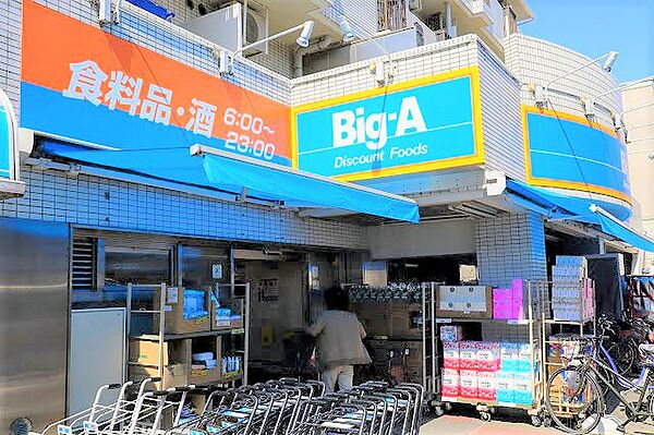 野菜の種類も多く、魚や肉も充実しています。総菜コーナーも陳列が工夫されており買い物しやすいです。