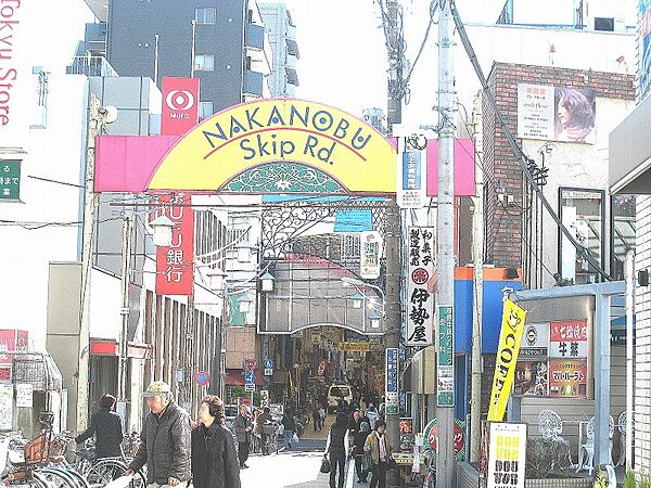 ◇多彩なニーズに応えるスーパーなどの買い物施設が充実。