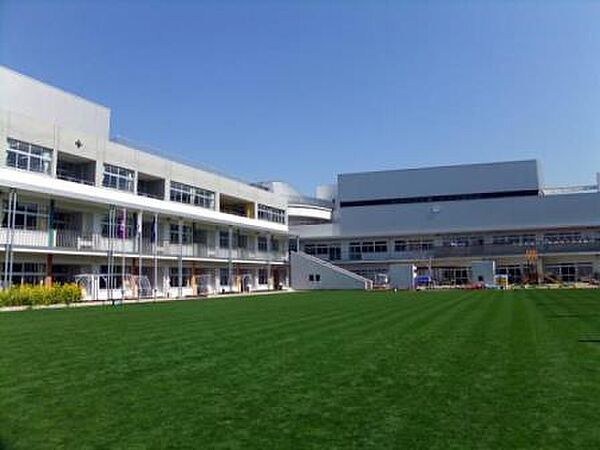 通学路は穏やかな住宅街の中の道なので、お子さんの通学も安心。