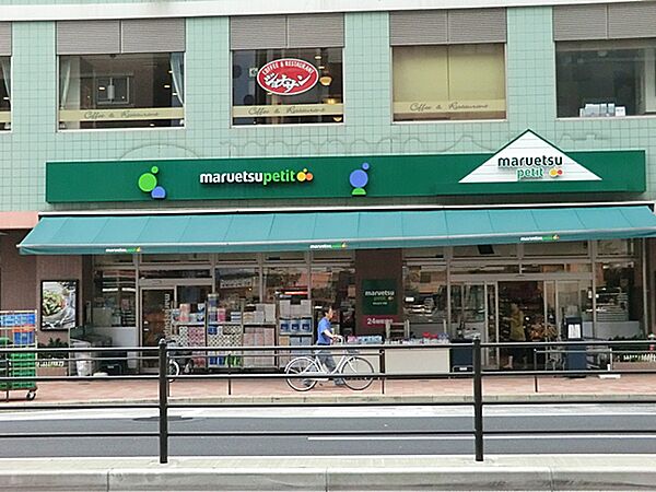 野菜の種類も多く、魚や肉も充実しています。総菜コーナーも陳列が工夫されており買い物しやすいです。