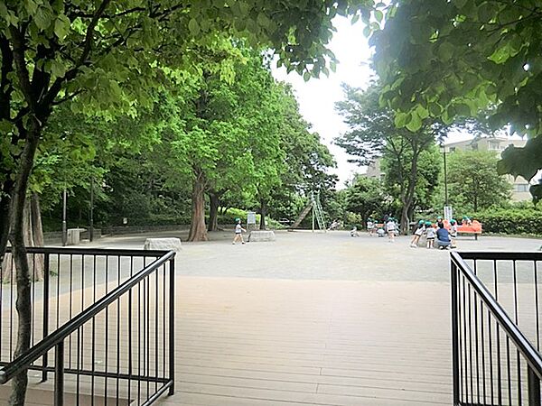 ◇お子様と一緒にのびのびと遊べる公園が多く点在しています。