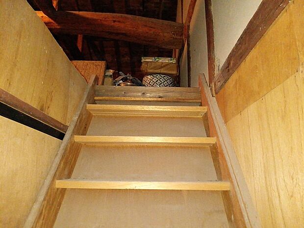 2階の収納へ続く階段です。