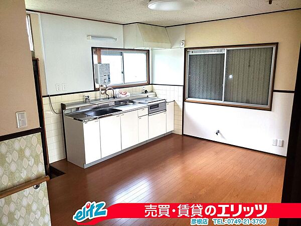 【ダイニング】お子様と一緒に並んでも広々スペースで楽しく料理＆食事ができます。