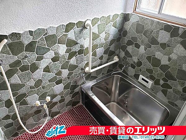 【浴室】1坪の広さでタイル敷浴室！手すりや追い焚き給湯も付いてます。