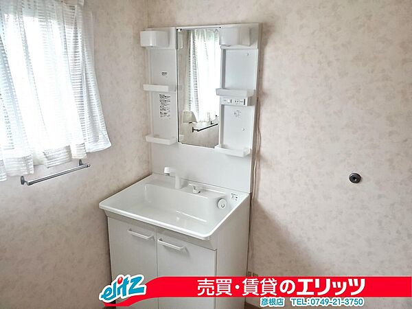 【独立洗面台】女性に嬉しいシャワー付き洗面台なので、朝の身支度もスムーズになります