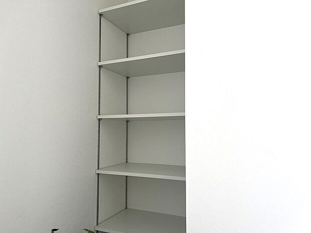 玄関入ってすぐに可動棚付きの収納があります。