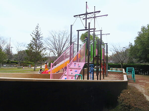 徒歩１５分圏内に大きな公園があります。