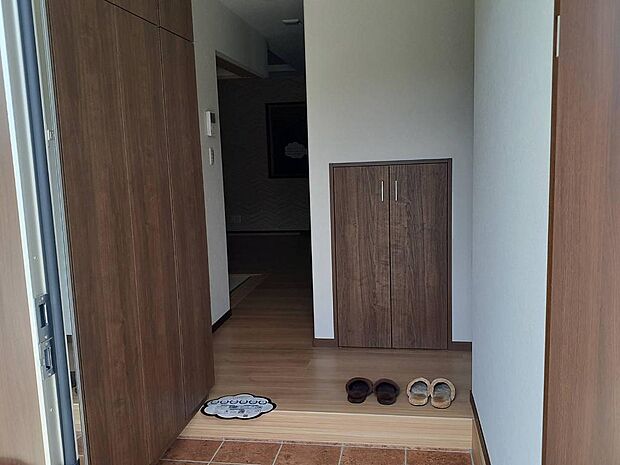 落ち着いた印象の玄関です。玄関を上がった正面も収納可能です。