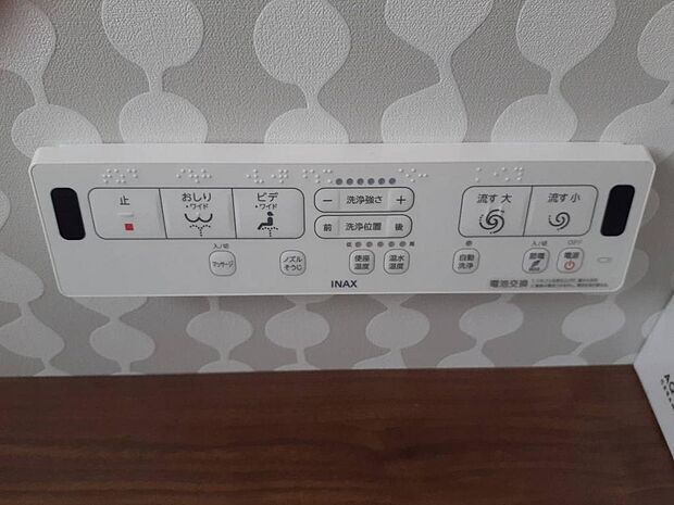 ＩＮＡＸ製。温水洗浄便座です。