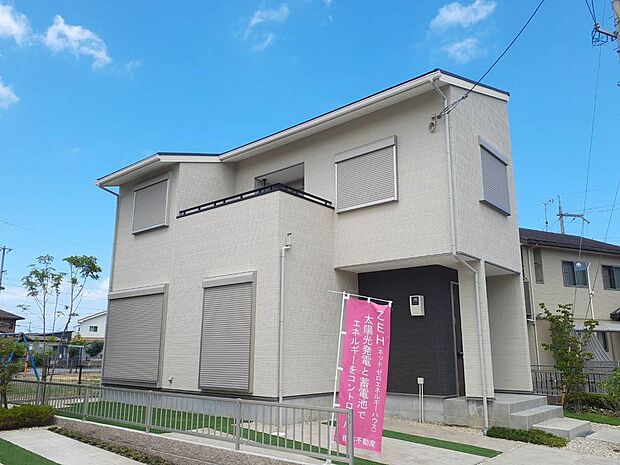 南側から撮影。大きな窓で光を採り込み、明るい雰囲気です。