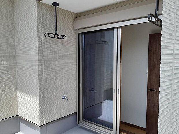 水栓付きで掃除もラクラクできるバルコニー。