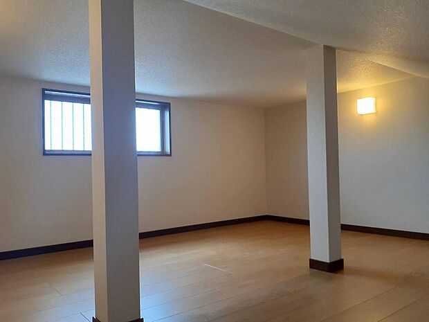 ライトが２つも付いた小屋裏収納。