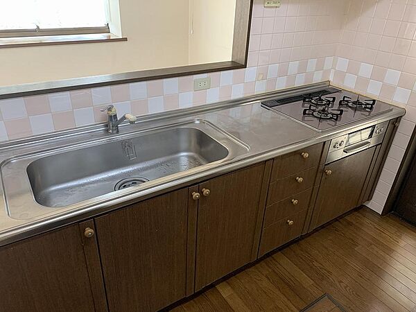 たっぷり収納できるキッチンで、調理器具や食器もすっきり。毎日のお料理が楽しくなる、使い勝手の良い空間です。人気のカウンターキッチンなのも魅力です！