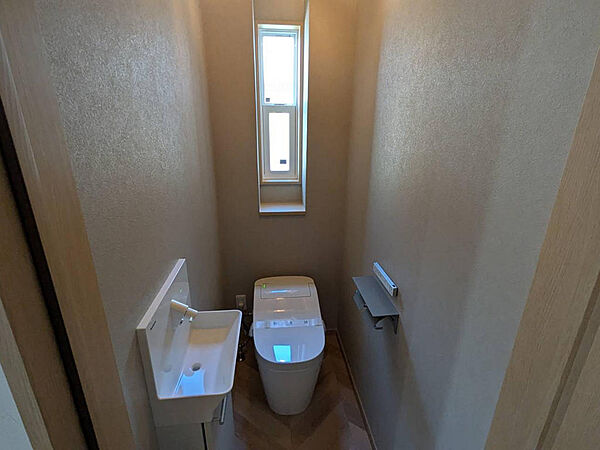 快適でお手入れもしやすい、温水洗浄便座付きトイレです